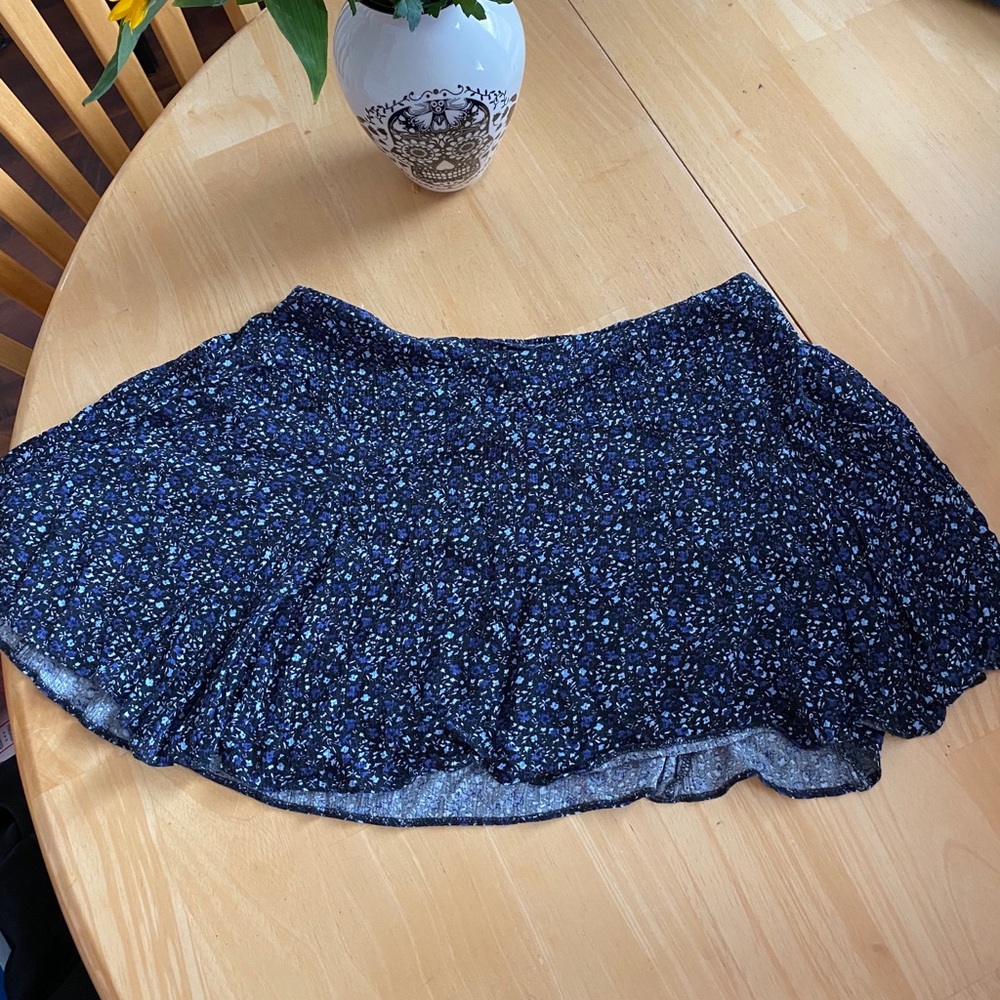 3/$30🌼 Navy Floral Mini Skirt - Size Medium